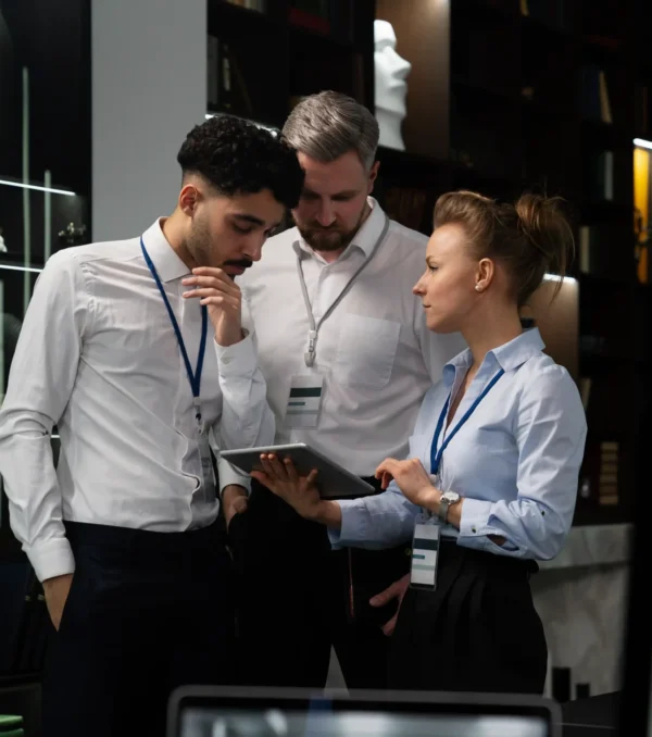 medium-shot-people-working-together-office (1)